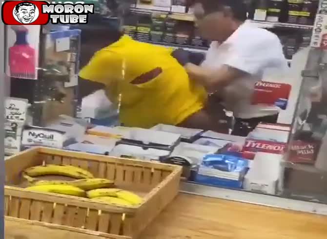 Video :When a consumer attacks a shop, the owner doesn't allow it to happen